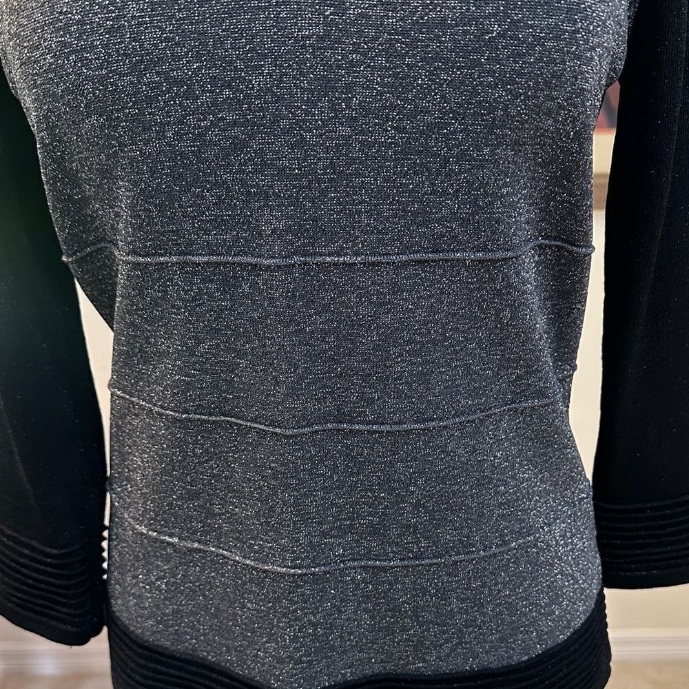 Cable & Guage Black/Silver Shimmer V-Neck Top Size Medium - Picture 7 of 13